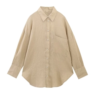 Dettagli della trama in lino beige e del grande taschino sul petto della camicia