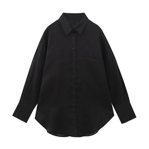 Camicia nera a maniche lunghe in lino con bottoni frontali e un taschino sul petto
