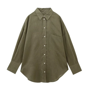 Dettaglio camicia in lino verde oliva con trama del tessuto, taschino e bottoni bianchi