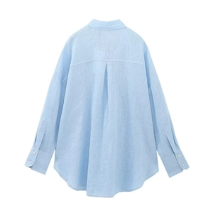 Vista posteriore camicia in lino azzurro con piega sulla schiena e orlo curvo