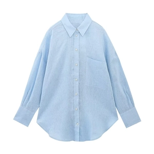 Camicia minimalista in lino azzurro oversize con maniche lunghe e taschino frontale