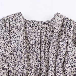 Robe courte à fleurs avec détail plissé à l'encolure sur tissu mousseline beige