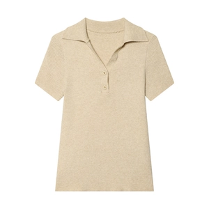 Polo in maglia a coste beige minimalista con scollo a V e bottoni su sfondo bianco puro