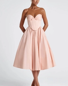 Detail van het perzikroze korsetlijfje met strik op de Franse strapless midi-jurk