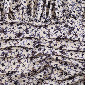 Gros plan sur le tissu à fleurs avec texture froncée aux tons bleus et bais