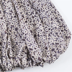 Gros plan sur l'imprimé floral avec ourlet bulle et détails de texture plissée