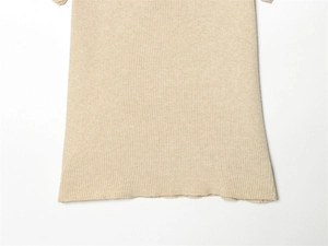 Dettaglio ravvicinato del tessuto in maglia a coste beige chiaro di un top primaverile
