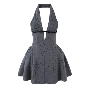 Robe dos nu grise à pois avec décolleté en V profond et détail de nœud noir à la taille