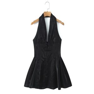 Robe licou noire élégante avec éclat métallique, décolleté en V profond et dos nu chic