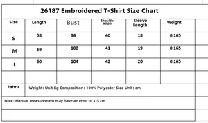 Detaillierte Größentabelle für bestickte T-Shirts mit Stoffangaben und genauen Maßen