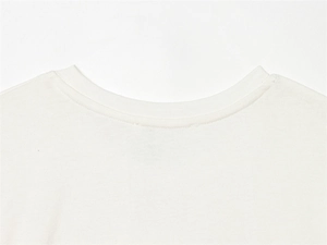 Nahaufnahme eines weißen Rundhals-T-Shirts mit Doppelnaht und geripptem Ausschnittbereich