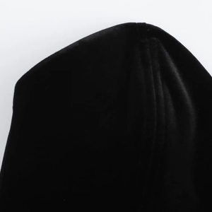 Nahaufnahme der schwarzen Samtstoffstruktur mit feinem Glanz und weicher Haptik