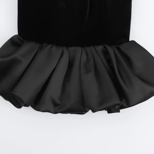 Detail von ärmellosem Damen-Top mit Samt-Satin-Patchwork und gerüschtem Saumdesign
