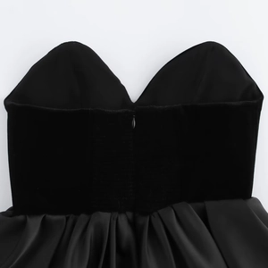 Detailansicht des Samtkorsetts mit verdecktem Reißverschluss und Satinrock am schwarzen Kleid