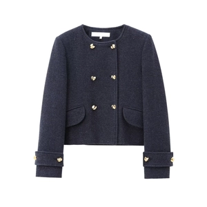 Détail de la veste en tweed bleu marine montrant le tissu et les boutons dorés