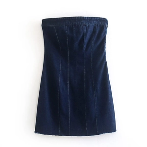 Detalle del vestido denim palabra de honor azul oscuro con costuras y bajo deshilachado