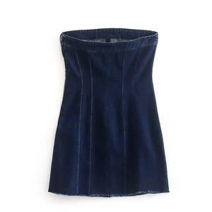Detalle del vestido denim azul oscuro palabra de honor con costuras y bajo deshilachado