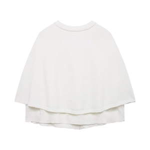 Détail d'un châle tricoté blanc pour enfant présentant un design double couche et doux