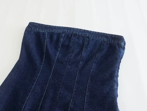 Detalle de vestido corsé de mezclilla azul oscuro con costuras verticales