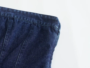 Primer plano detallado de costuras de mezclilla azul oscuro y textura de sarga
