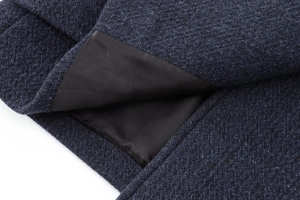 Détails de la texture du tissu en tweed bleu marine et de la doublure en soie noire