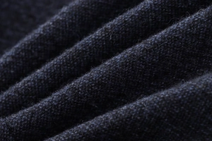 Macro d'un tissu en laine mélangée bleu marine avec texture de maille épaisse et fibres
