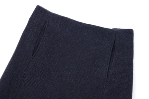 Détail de la taille de jupe en maille bleu marine avec coutures précises et tissu texturé