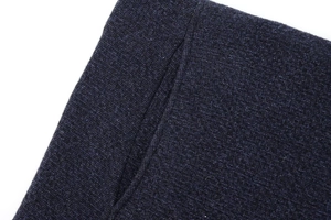 Vue macro de la texture du tricot bleu marine et coutures détaillées de l'ensemble