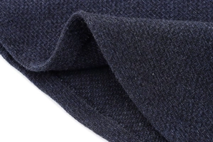 Gros plan sur un tissu en maille bleu marine avec texture nid d'abeille et fibres