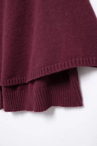 Détail de l'ourlet côtelé et de la texture en maille bordeaux de ce châle ample