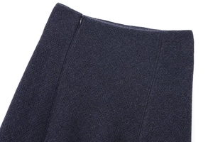 Détail de la taille d'une jupe en maille marine avec fermeture éclair invisible