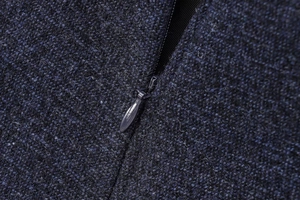 Vue macro de la fermeture éclair invisible en forme de goutte sur tweed bleu foncé