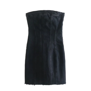 Vestido corto de mezclilla negra sin tirantes con dobladillo deshilachado y costuras