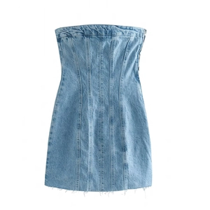 Vestido corto de mezclilla azul claro con corsé de hombros caídos y dobladillo