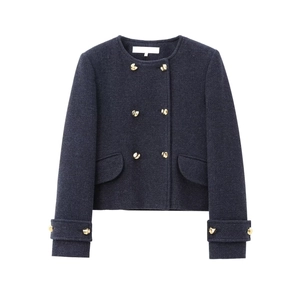 Veste courte en laine bleu marine à col rond avec boutons dorés sur fond blanc neutre