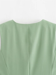 Détail du gilet sans manches vert clair montrant la couture arrière et le tissu tissé
