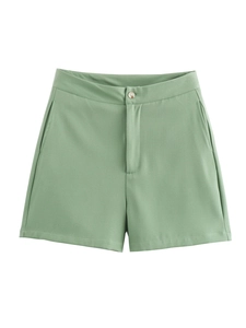 Vue détaillée du short taille haute vert sauge avec fermeture à bouton et poches latérales