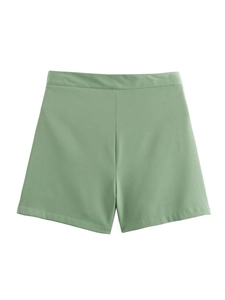 Short taille haute ligne A vert haricot posé à plat avec design minimaliste et texture