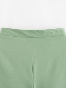 Détail macro du short vert menthe à taille haute avec coutures précises et ceinture plate