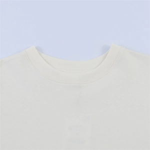 Detail van de geribbelde ronde hals en gladde katoenen stof op het beige casual t-shirt