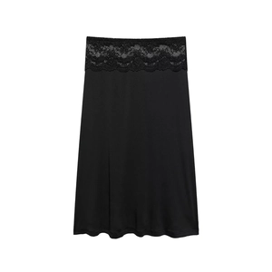 Elegante gonna midi nera con ampia fascia in pizzo floreale e tessuto liscio di alta qualità