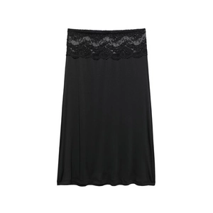 Dettaglio dell'elegante fascia in pizzo nero e del tessuto setoso di questa gonna midi