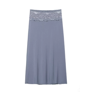 Dettaglio della cintura in pizzo intricato su questa gonna midi a trapezio blu-grigio