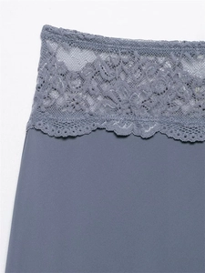 Dettaglio vita gonna blu grigio con patchwork in pizzo floreale e bordi a ciglia