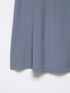 Dettaglio dell'orlo a doppia cucitura su una gonna in pizzo blu-grigio in stile minimal
