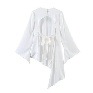 Weiße Satinbluse mit offenem Rücken, Bindegürtel, asymmetrischem Saum und weiten Ärmeln