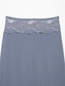 Dettaglio della fascia in pizzo floreale sulla gonna midi in raso grigio blu