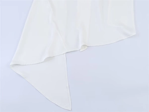 Detailoberteil aus weißem Satin mit asymmetrischem Saum und feiner Nahtverarbeitung