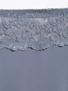 Dettaglio del tessuto blu elegante con bordo in pizzo floreale e trama intrecciata