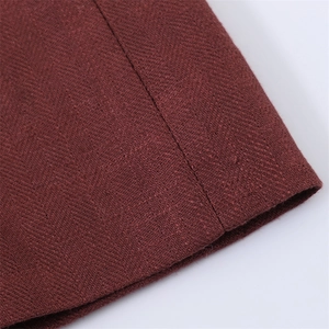 Detailopname van donkerroodbruine visgraatstof met hoogwaardige stikseldetails